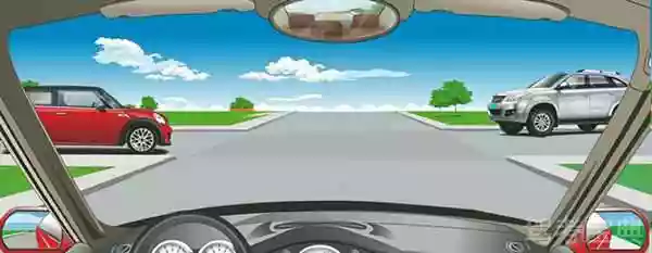 在路口直行时，遇这种情形如何通行？