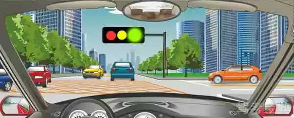 遇到这种情况的路段，可以进入网状线区域内停车等候。