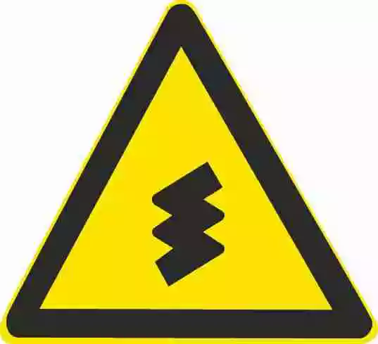 这个标志的含义是警告前方有两个相邻的反向转弯道路。