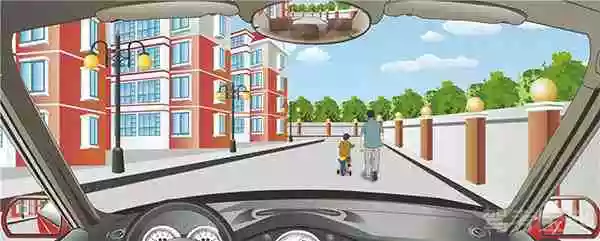 驾驶机动车在居民小区遇到这种情形要紧跟其后行驶。