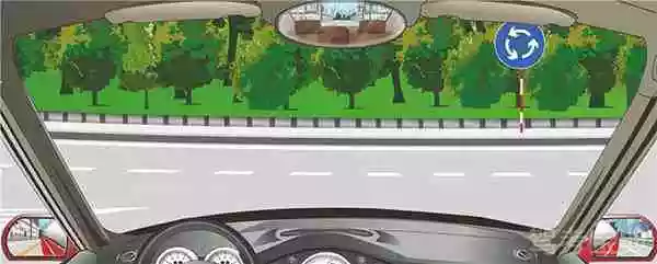 驾驶机动车进入这个路口怎样使用灯光？