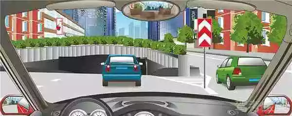 右侧标志警示前方道路两侧不能通行。